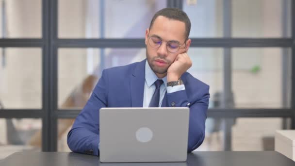 Cansado Corrida Mista Empresário Dormindo Escritório — Vídeo de Stock