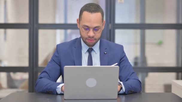 Tummen Upp Mixed Race Affärsman Använda Laptop — Stockvideo