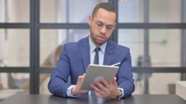 Ofiste Dijital Tablet Kullanan Karışık Irk İşadamı