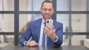 Karışık Yarış İşadamı Akıllı Telefon 'da Video Sohbeti Yapıyor