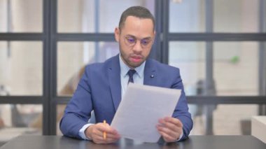 Karışık Irk İşadamı Sözleşme Okurken ÜzgünName