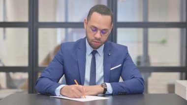 Karışık Irk İşadamı Ofiste Mektup Yazıyor