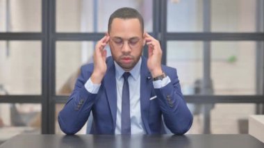 Karışık Yarış İşadamı ve Başağrısı Ofiste Oturuyor