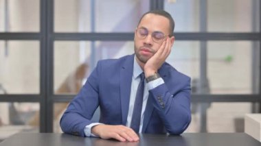 Uyuyan Karışık Irk İşadamı Ofiste Oturuyor