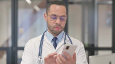 Karışık Irk Doktorunun Portresi Telefonu Kullanıyor