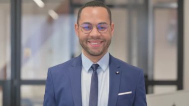 Gülümseyen Karışık Irk İşadamının Portresi