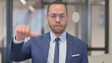 Başparmağıyla Karışık Irk İşadamı Portresi