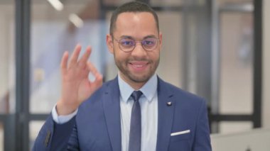 Tamam İşaretli Karışık Irk İşadamı Portresi