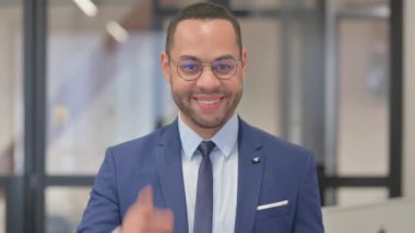 İnsanları davet eden kendinden emin Afrikalı iş adamının portresi