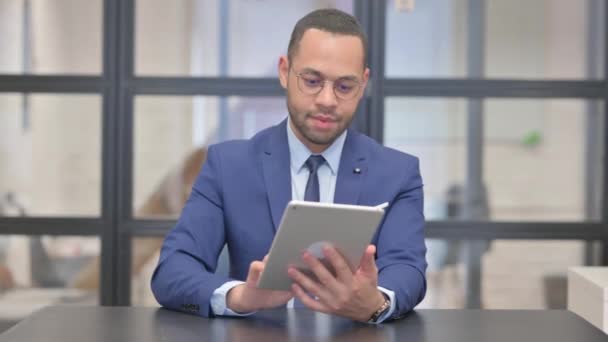Empresário Raça Mista Desfrutando Sucesso Online Tablet Digital — Vídeo de Stock