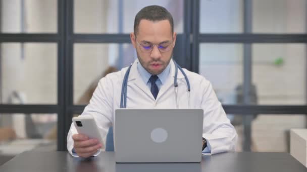 Médico Corrida Mista Trabalhando Telefone Laptop — Vídeo de Stock