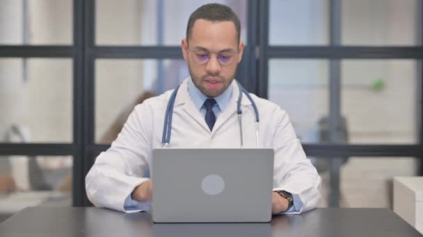 Online Video Chat Podle Smíšené Závod Lékař — Stock video