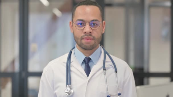 Portret Van Serious Mixed Race Doctor — Stockvideo