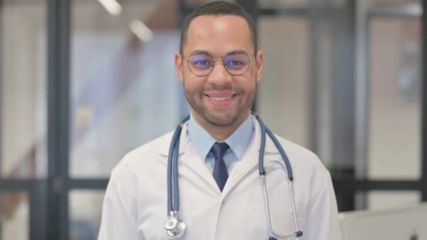 笑顔の混合人種の医者の肖像画 — ストック動画