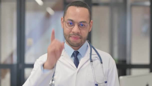 Chame Para Obter Ajuda Gesture Por Mixed Race Doctor — Vídeo de Stock