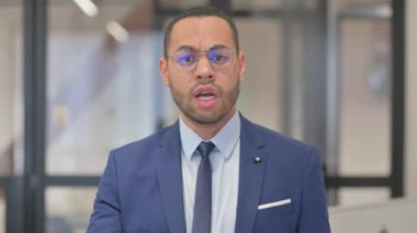 Tatmin Olmayan Karışık Irk İşadamı Tartışmalı Dövüş