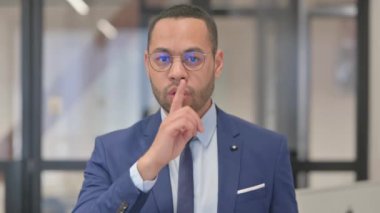 Karışık Irk İşadamı 'nın Portresi Sessizlik, Dudakta Parmak