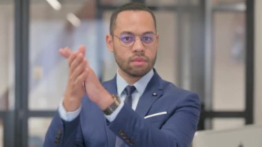 Karışık Irk İşadamı Takımını Alkışlıyor