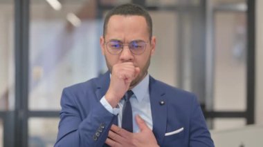 Öksürük Hastası Karışık Irk İşadamı Portresi