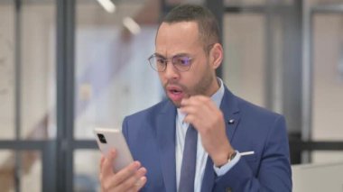 Karışık Irk İşadamı 'nın Portresi Telefondaki Kaybından Şok Oldu