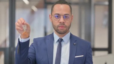 Ev Anahtarlarını Gösteren Karışık Irk İşadamı Portresi