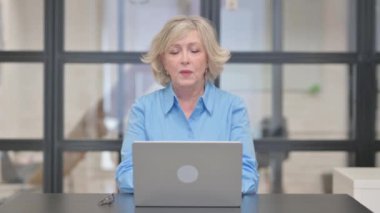 Öksüren Yaşlı İş Kadını Laptop 'ta Yazıyor