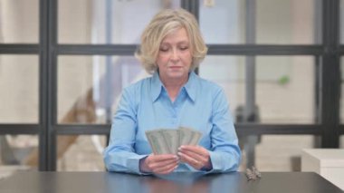 Yaşlı İş Kadını Para Sayıyor, Banknotlar