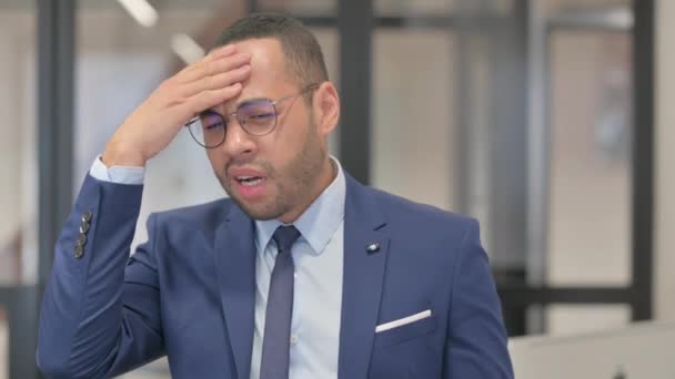オフィスの頭痛と混合レースビジネスマンの肖像画 — ストック動画