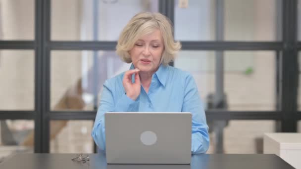Femeie Afaceri Bătrână Care Oboseală Gâtului — Videoclip de stoc
