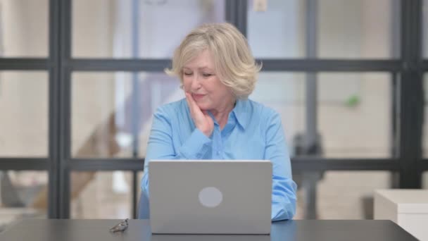 Stara Bizneswoman Bólem Zęba Wpisując Laptopie — Wideo stockowe