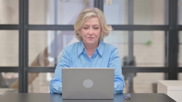 Kciuki Górę Przez Old Businesswoman Praca Laptopie — Wideo stockowe