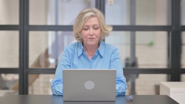 Velha Empresária Apontando Para Câmera Enquanto Trabalhava Laptop — Vídeo de Stock