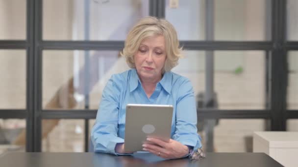 Old Businesswoman Korzystanie Tabletu Cyfrowego — Wideo stockowe