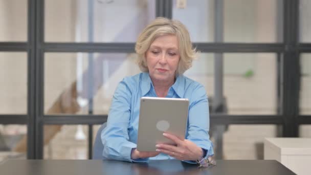 Velha Mulher Negócios Chocada Com Perda Tablet — Vídeo de Stock