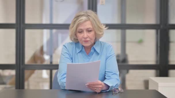 Stara Bizneswoman Czytanie Dokumentów Biurze — Wideo stockowe