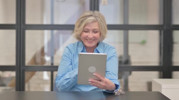 Velha Mulher Negócios Fazendo Video Chat Tablet — Vídeo de Stock