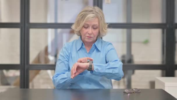 Old Businesswoman Korzystanie Smartwatch Biurze — Wideo stockowe