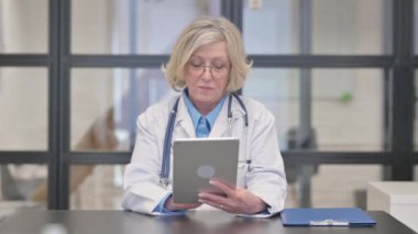 Dijital Tablet Üzerinde Çalışan Yaşlı Kadın Doktor