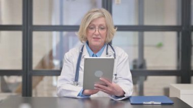Tabletteki Yaşlı Kadın Doktor 'dan Online Video Sohbeti
