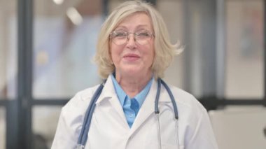 Kıdemli Kadın Doktor Video Sohbeti Yapıyor, Webcam Görünümü