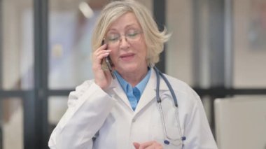 Yaşlı Kadın Doktor 'un Portresi Telefonda Konuşuyor