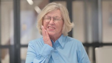 Ofiste Diş Ağrısı Olan Yaşlı Yaşlı Kadın Portresi
