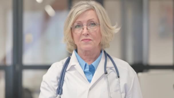 Portret Van Senior Vrouwelijke Arts Beperken Patiënt — Stockvideo