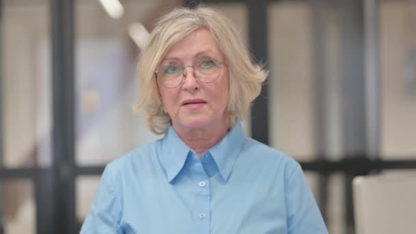 Portret Van Ontevreden Senior Oude Vrouw Reageert Verlies — Stockvideo