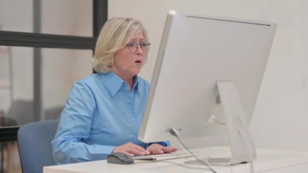 Παλιά Businesswoman Έχοντας Πόνο Στην Πλάτη Ενώ Εργάζονται Επιτραπέζιο Υπολογιστή — Αρχείο Βίντεο