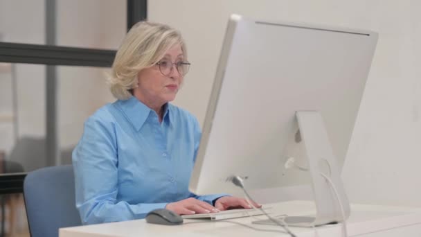Video Chat Old Businesswoman Computador Secretária — Vídeo de Stock