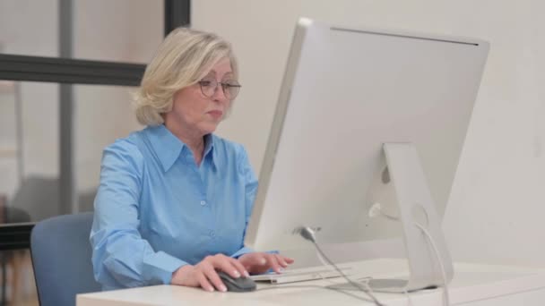 Старая Деловая Женщина Головной Болью Работающая Настольном Компьютере — стоковое видео