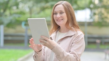 Tablet 'te Video Sohbeti Yapan Yaşlı Yaşlı Kadın