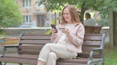 Modern Yaşlı Kadın Çevrimiçi Alışveriş Yapıyor Dışarıdaki telefonla