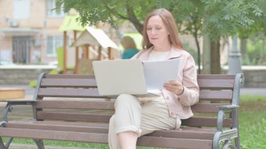 Kontrat Başarısızlığı ve Diz üstü bilgisayar Kullanımıyla Modern Yaşlı Kadın Üzüntüsü